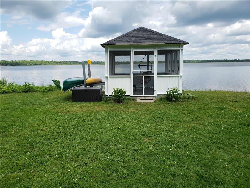 Beautiful 3 bed. Cottage on lake Calabogie Cottage Rental DI29337