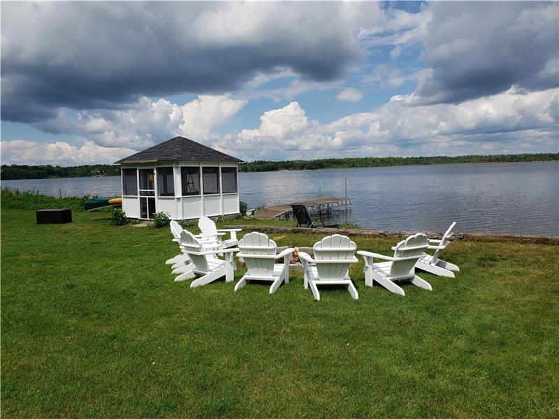 Beautiful 3 bed. Cottage on lake Calabogie Cottage Rental DI29337 CottagesInCanada