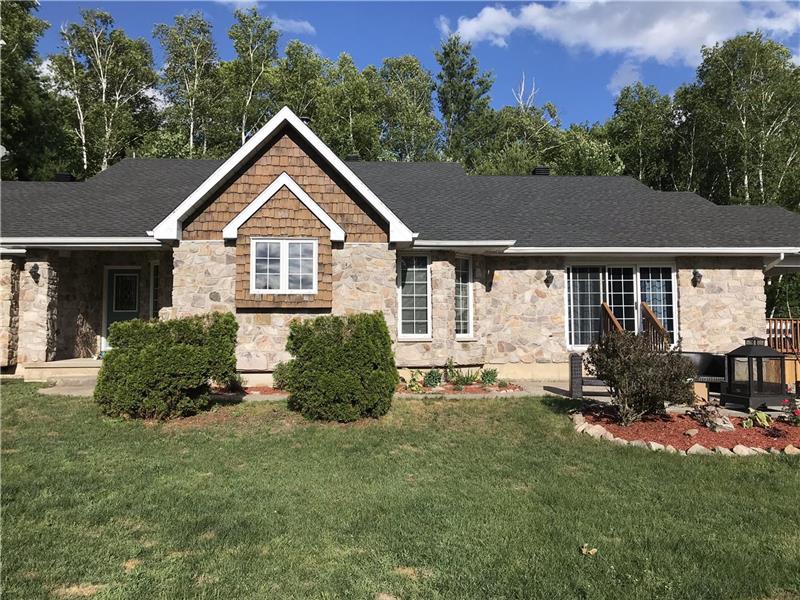 Four Seasons Waterfront Family Lyndhurst Cottage Rental GL29566 CottagesInCanada