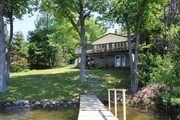 LARGE WATERFRONT COTTAGE SLEEPS 12, Victoria Harbour Cottage Rental