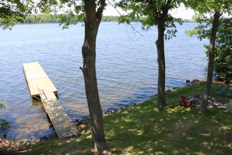 LARGE WATERFRONT COTTAGE SLEEPS 12, Victoria Harbour Cottage Rental