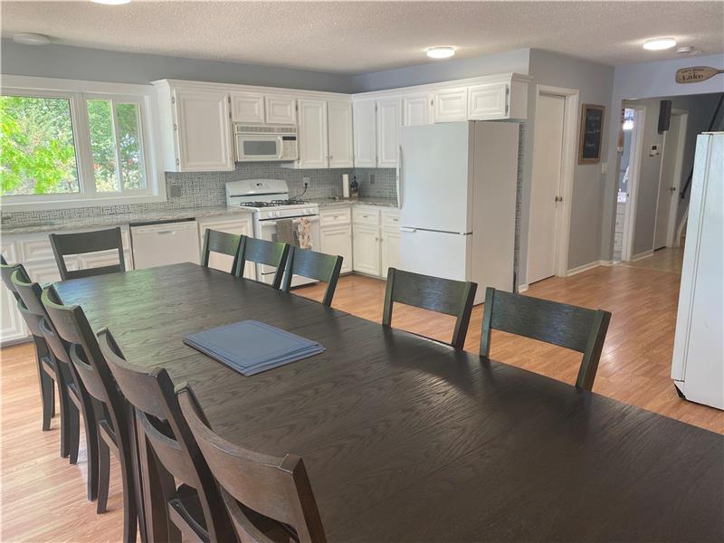 LARGE WATERFRONT COTTAGE SLEEPS 12, Victoria Harbour Cottage Rental