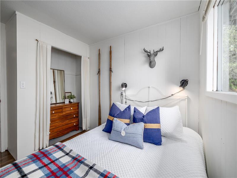 LABOUR DAY WEEKEND AVAILABLE! FULLY Coe Hill Cottage Rental DI