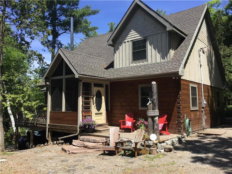 Shabomeka Lake Custom Log Cottage Cloyne Cottage Rental GL30762