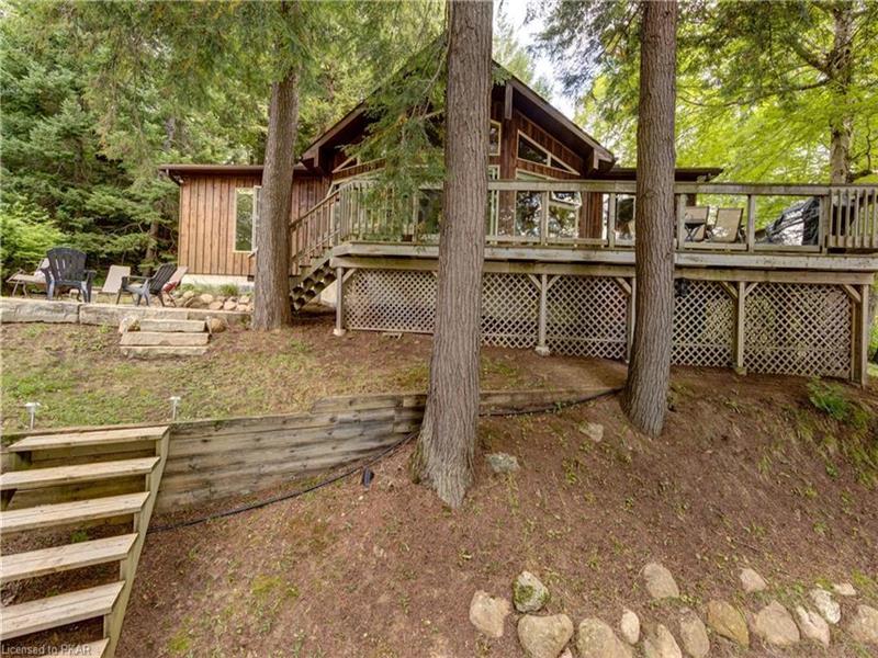 JEWEL ON THE LAKE Apsley Cottage Rental GL30854 CottagesInCanada