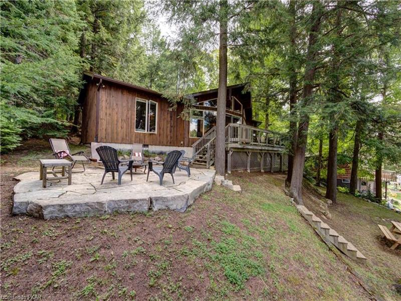 JEWEL ON THE LAKE Apsley Cottage Rental GL30854 CottagesInCanada