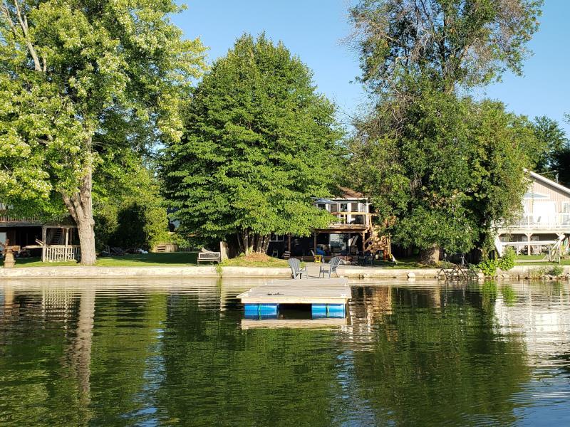 Blue Lakehouse on Lake Couchiching Orillia Cottage Rental PL31167 CottagesInCanada