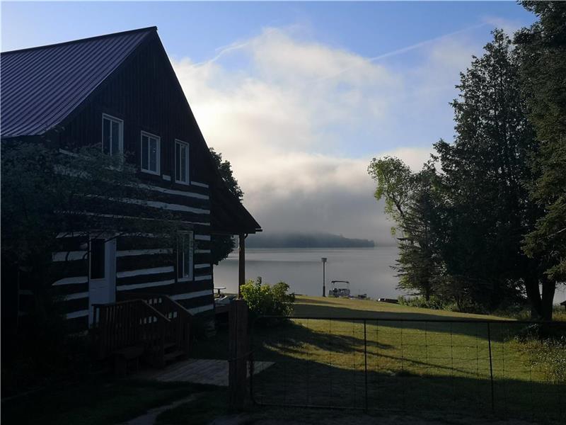 Lakeside Log Home (4 bdrm) on Calabogie Cottage Rental DI31223