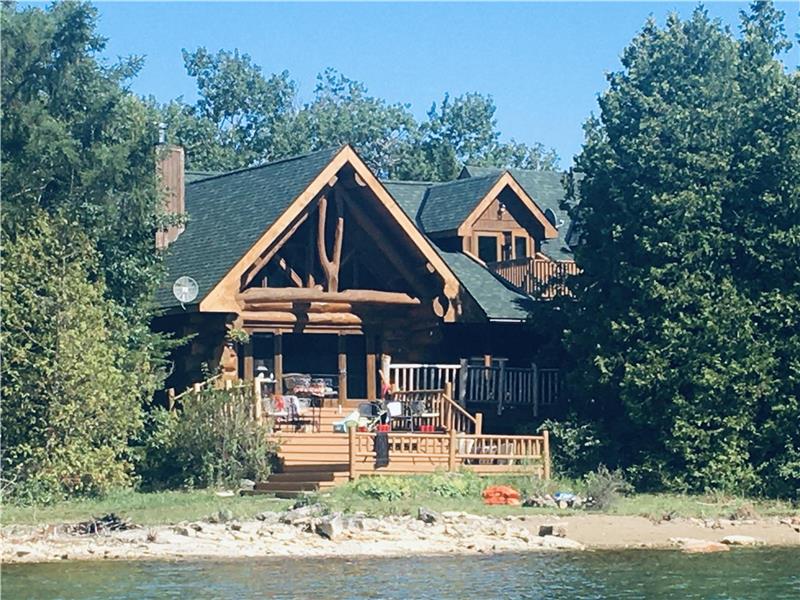 Wishbone Retreat. Waterfront. Myles Lions Head Cottage Rental DI