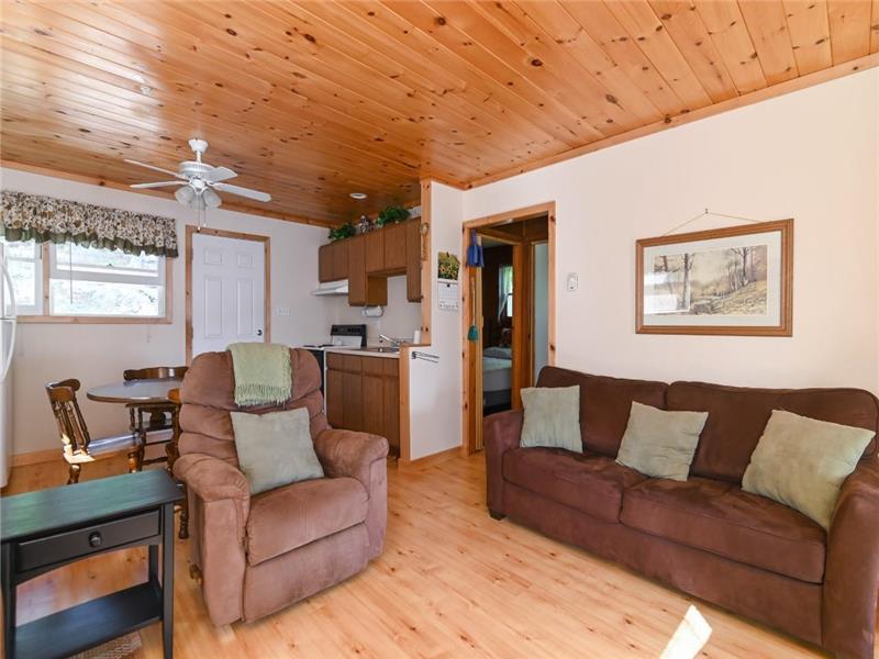 Bon Echo Breeze Mazinaw Lake NEW Cloyne Cottage Rental PL31515