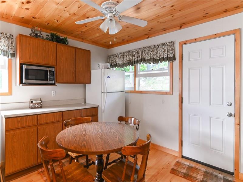 Bon Echo Breeze Mazinaw Lake NEW Cloyne Cottage Rental PL31515