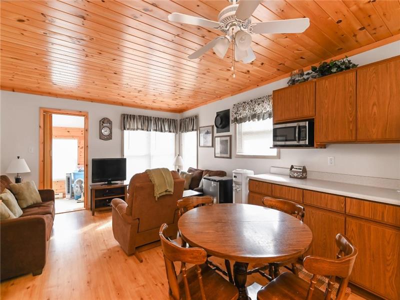 Bon Echo Breeze Mazinaw Lake NEW Cloyne Cottage Rental PL31515