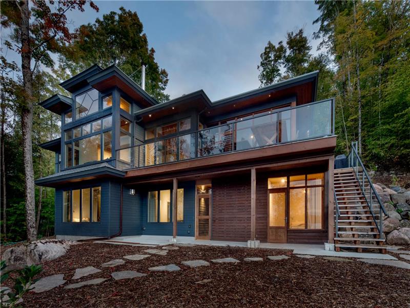 EAGLEWINGS COTTAGE SLEEPS 16! Six King Beds $8650 +HST+cleaning