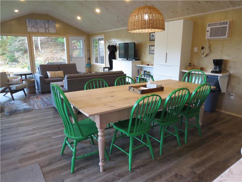 Private, Modern, Family Friendly Kazabazua / Danford Lake Cottage