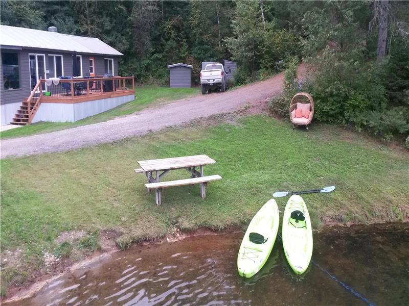 Private, Modern, Family Friendly Kazabazua / Danford Lake Cottage