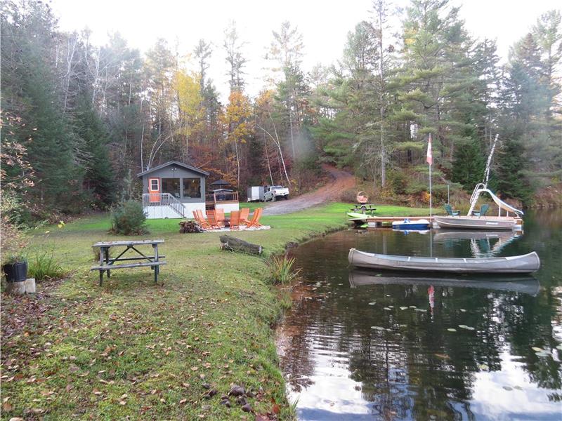 Private, Modern, Family Friendly Kazabazua / Danford Lake Cottage