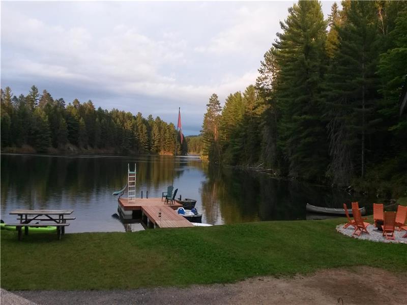 Private, Modern, Family Friendly Kazabazua / Danford Lake Cottage