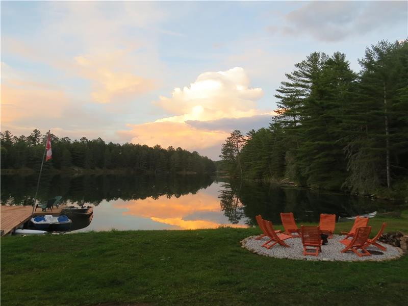 Private, Modern, Family Friendly Kazabazua / Danford Lake Cottage