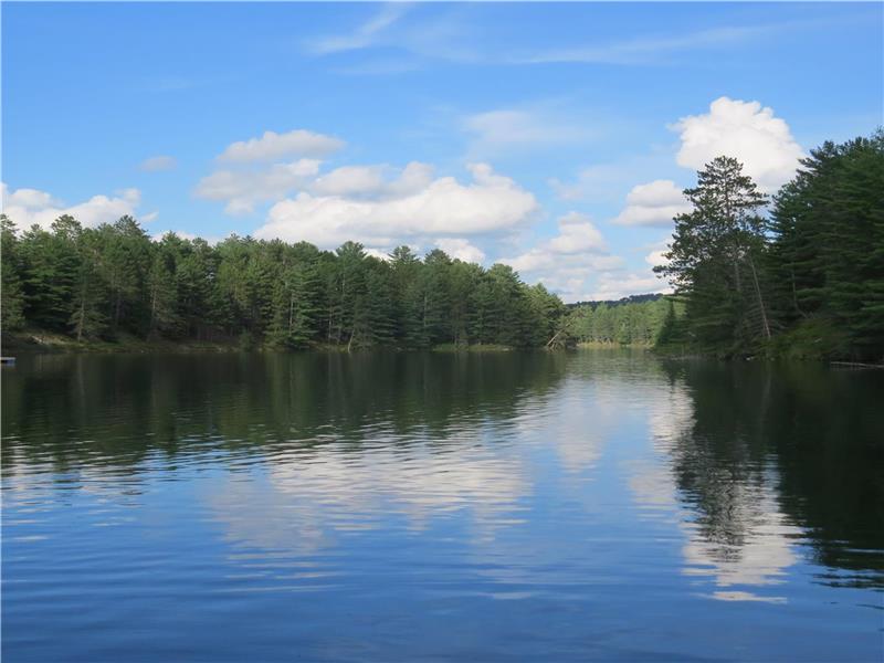 Private, Modern, Family Friendly Kazabazua / Danford Lake Cottage