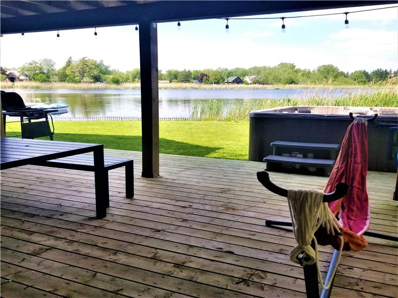 Kasa Kosecki lakeside suite with Puslinch Cottage Rental GL32033