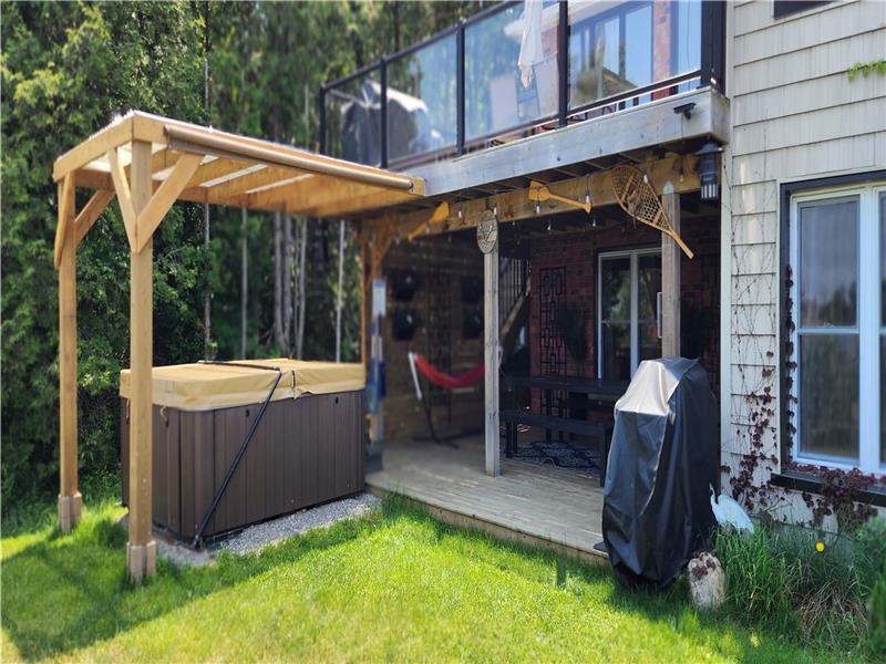 Kasa Kosecki lakeside suite with Puslinch Cottage Rental GL32033