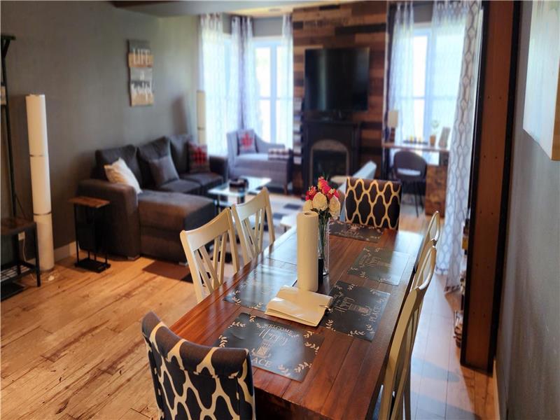 Kasa Kosecki lakeside suite with Puslinch Cottage Rental GL32033