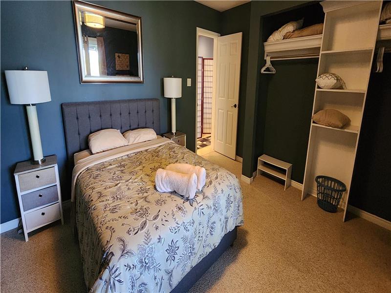 Kasa Kosecki lakeside suite with Puslinch Cottage Rental GL32033