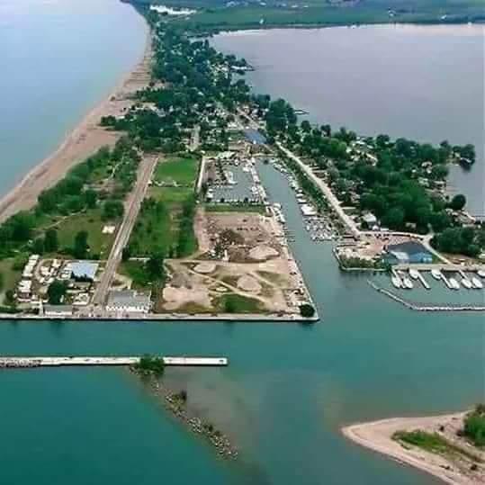 Waterfront property in Erieau on Erieau Cottage Rental GL32051