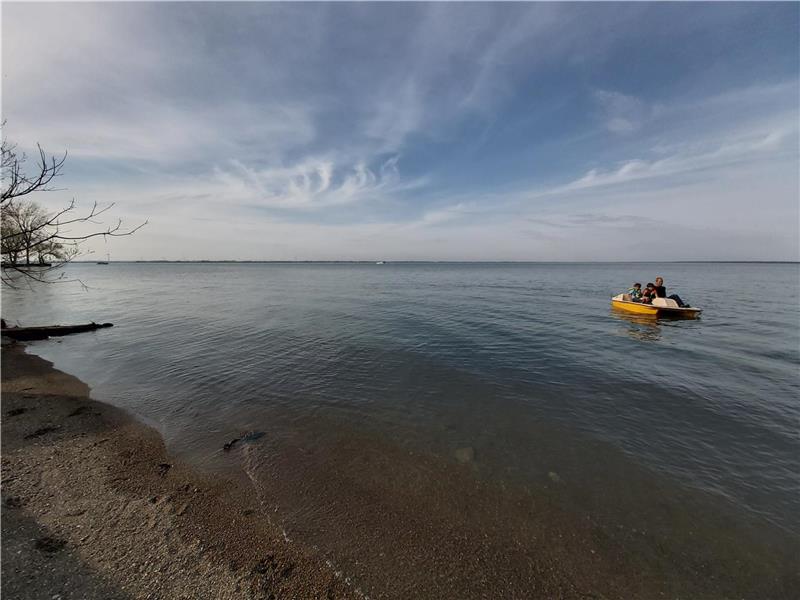 Waterfront property in Erieau on Erieau Cottage Rental GL32051