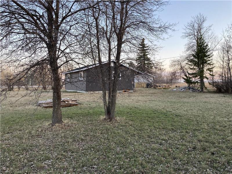 Relaxing Cottage close to Lake St Laurent Cottage Rental GL32079