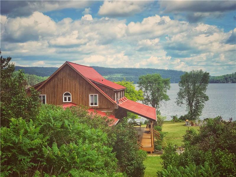 Norcan Lake Lodge Beautiful, Calabogie Cottage Rental PL32127