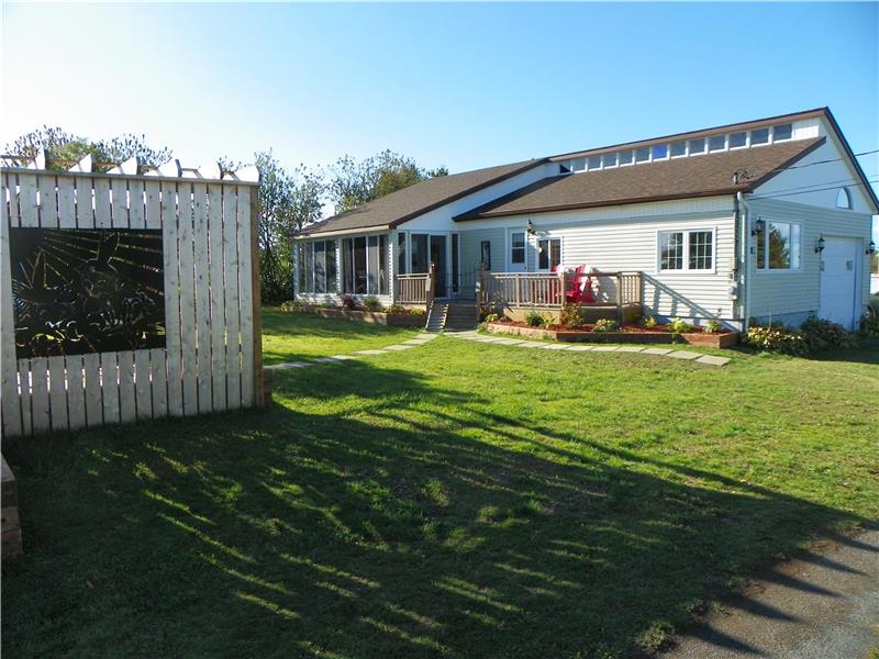 Rocher Retreat PetitRocher Cottage Rental GL32173 CottagesInCanada