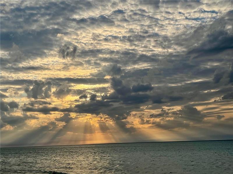 LAKE HURON, BRUCE BEACH LAKEFRONT, Kincardine Cottage Rental GL32283 CottagesInCanada