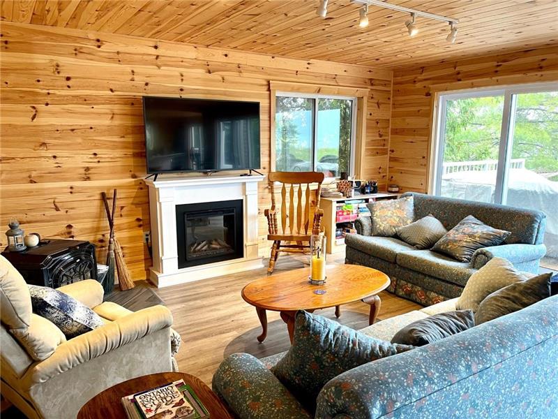 LAKE HURON, BRUCE BEACH LAKEFRONT, Kincardine Cottage Rental GL32283 CottagesInCanada