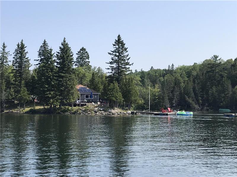 Waterfront on the point at Lac Wakefield Cottage Rental GL32315
