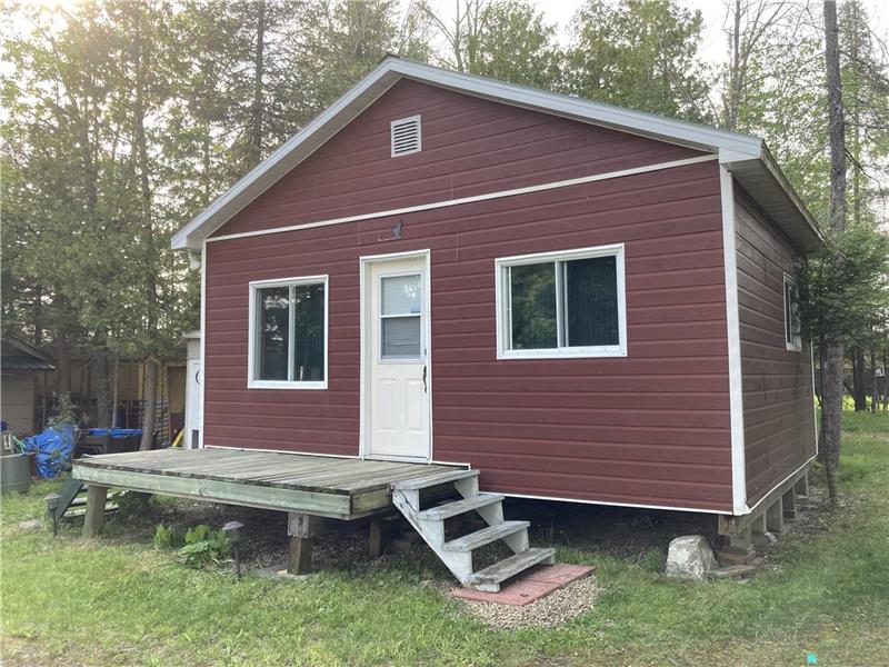 Waterfront on the point at Lac Wakefield Cottage Rental GL32315