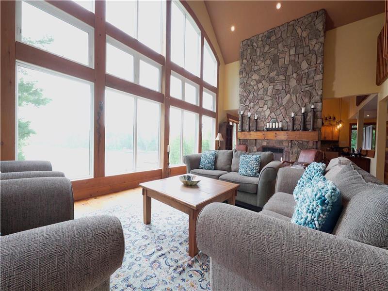 Luxury Lakehouse for 14 on 10 Acres Coboconk Cottage Rental PL32324 CottagesInCanada