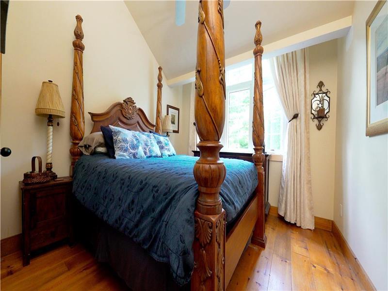 Luxury Lakehouse for 14 on 10 Acres Coboconk Cottage Rental PL32324 CottagesInCanada