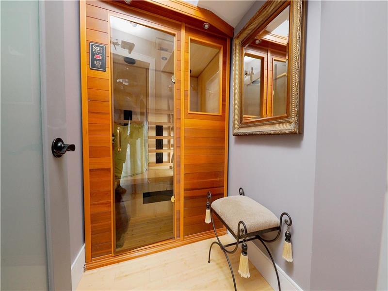 Luxury Lakehouse for 14 on 10 Acres Coboconk Cottage Rental PL