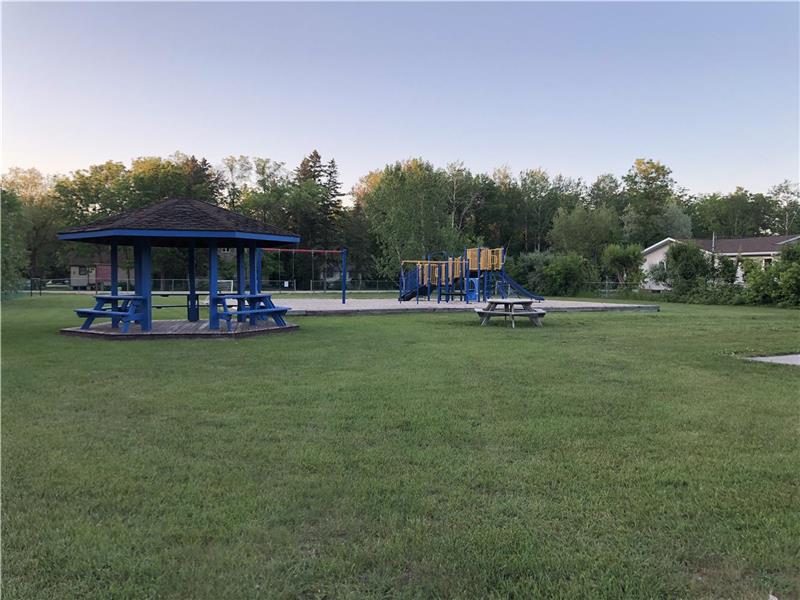 Gimli Family Getaway Gimli Cottage Rental GL32460 CottagesInCanada