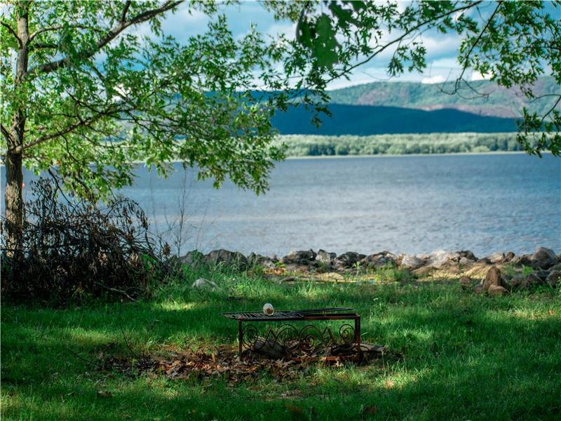 Beachfront Cottage in Constance Bay Ottawa Cottage Rental PL32461