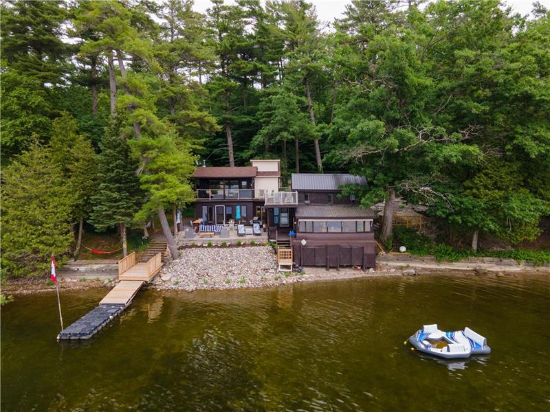 Luxury Waterfront and Woodland Napanee Cottage Rental DI32795