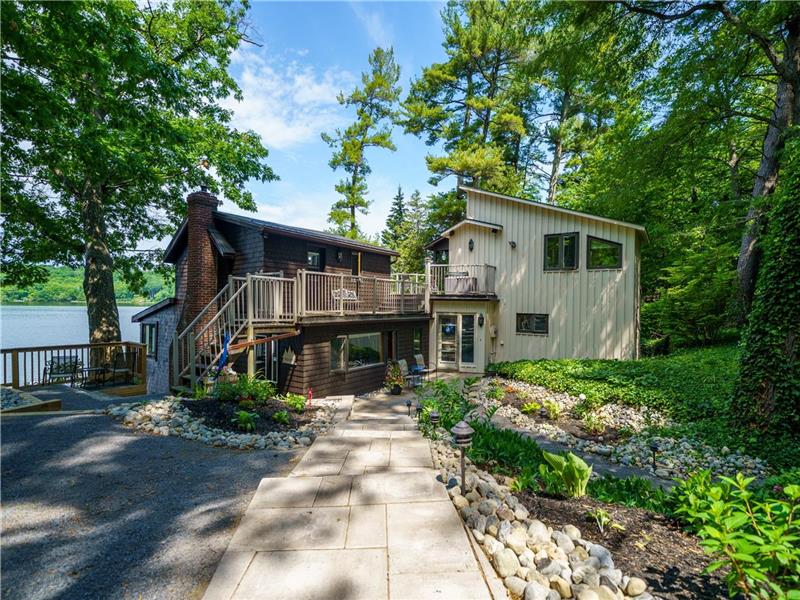 Luxury Waterfront and Woodland Napanee Cottage Rental DI32795