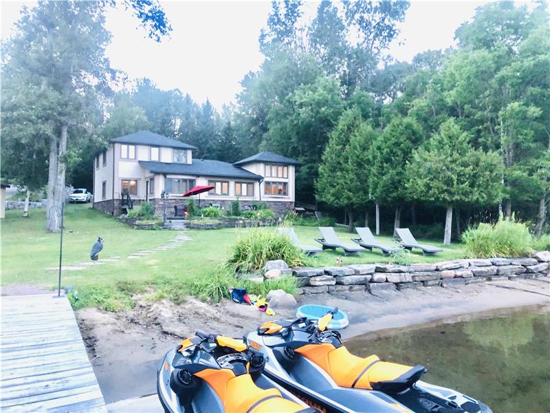 WATERFRONT PARADISE ( COTTAGE ) Minden Hills Cottage Rental DI32802 CottagesInCanada