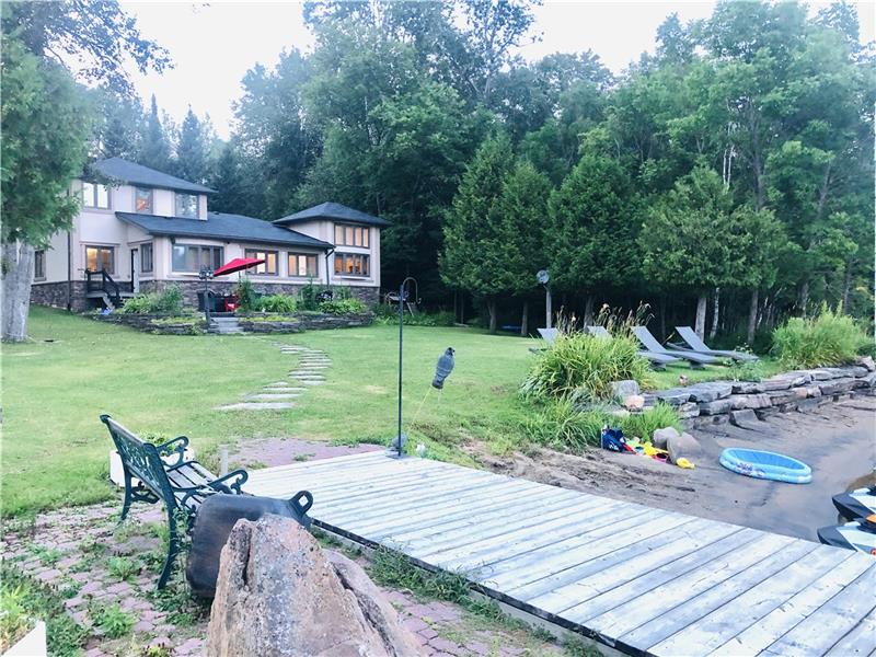 WATERFRONT PARADISE ( COTTAGE ) Minden Hills Cottage Rental DI32802 CottagesInCanada