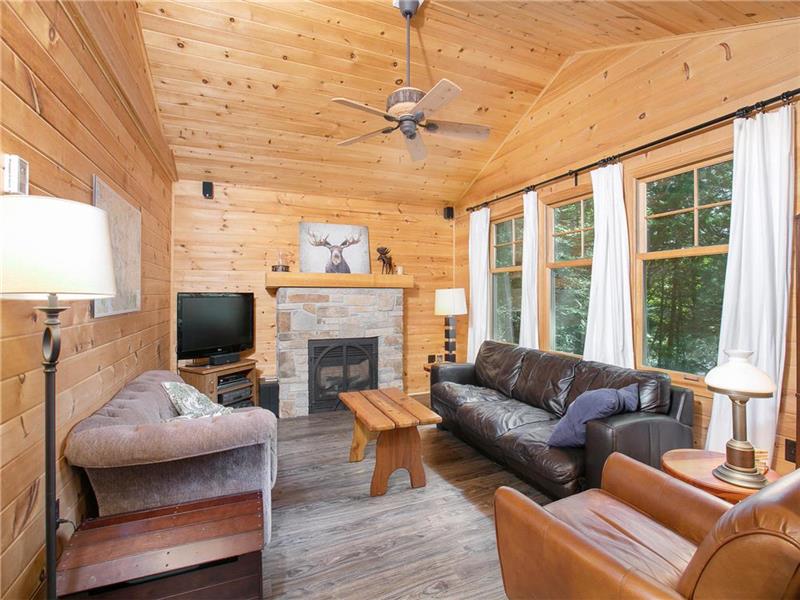 Beautiful waterfront cottage on Bracebridge Cottage Rental PL33002