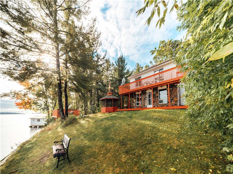 Very Large, Private Lakefront Lavigne Cottage Rental DI33253