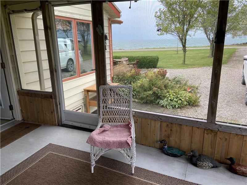 Bongo House Pelee Pelee Island Cottage Rental GL33739 CottagesInCanada
