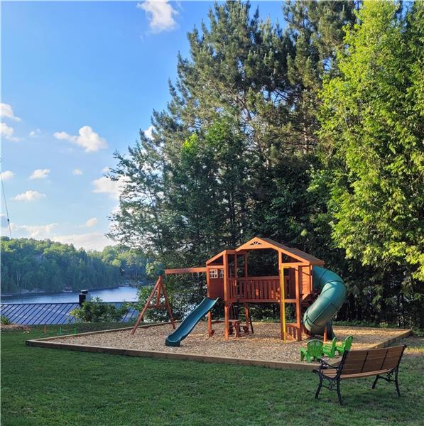Whispering Pines Sprucedale Cottage Rental DI34144 CottagesInCanada