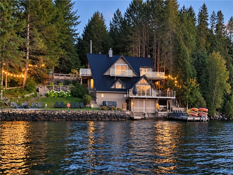 LUXURY WATERFRONT RETREAT | HOT TUB • FIREPLACE • SPA BATH • GAMES ROOM | SLEEPS 10